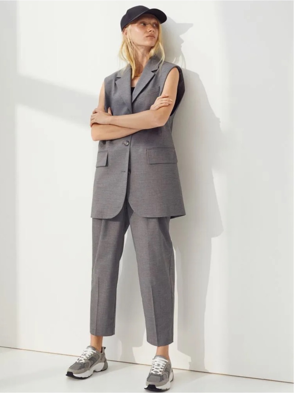 Women’s sleeveless suit